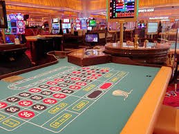 Wajah ceria peserta dalam event slot online terbaru platform hiburan digital